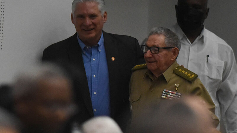 Raúl Castro y Díaz-Canel en cierre de debates del parlamento cubano
