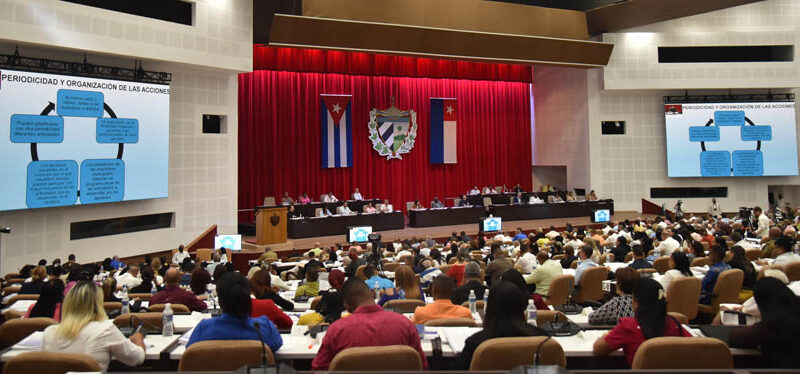 Participan Raúl Castro y Días-Canel en plenario del Poder Popular