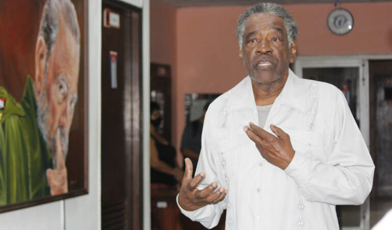 Alden Knight, la poesía y Cuba lo inspiran