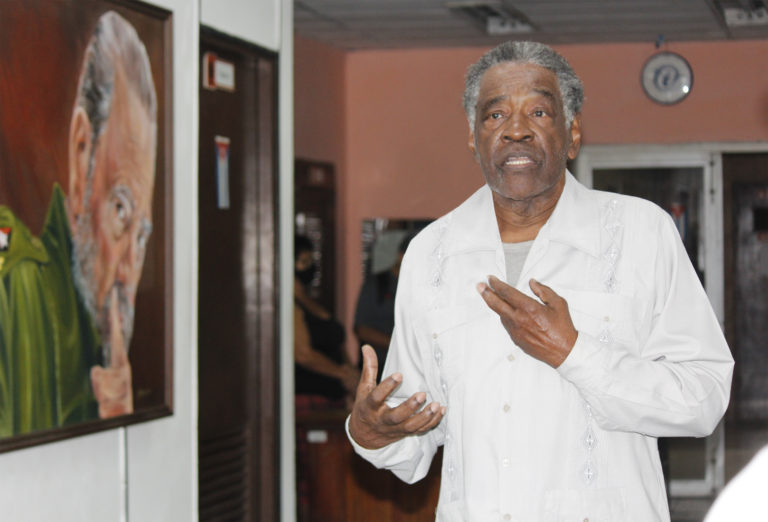 Alden Knight, la poesía y Cuba lo inspiran