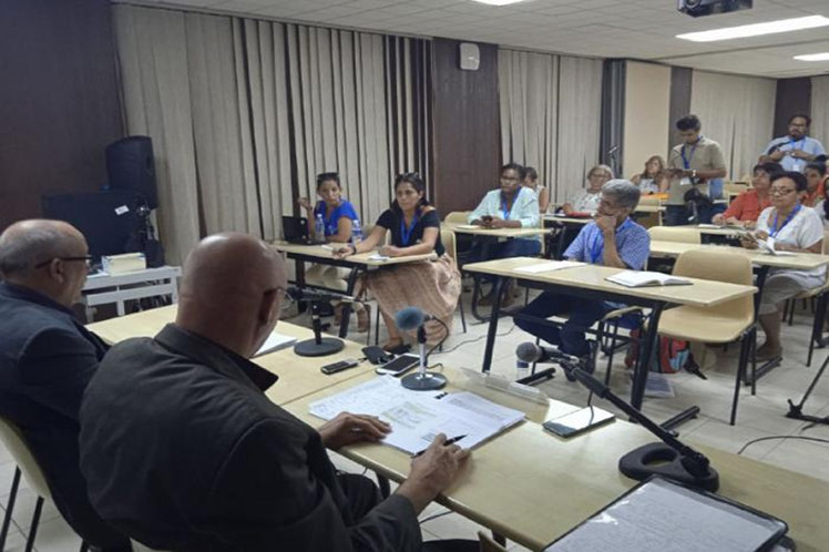 Ofrecen información especializada sobre bancarización en Cuba