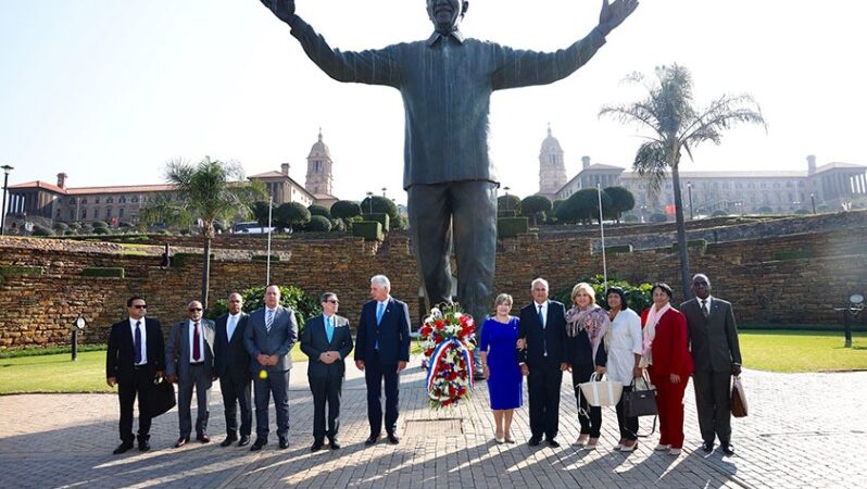 Presidente de Cuba rinde tributo en Sudáfrica a Nelson Mandela