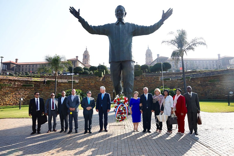 Presidente de Cuba rinde tributo en Sudáfrica a Nelson Mandela
