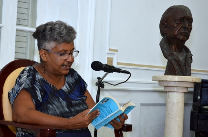 Obra de la poeta y ensayista Caridad Atencio en Libro a la carta