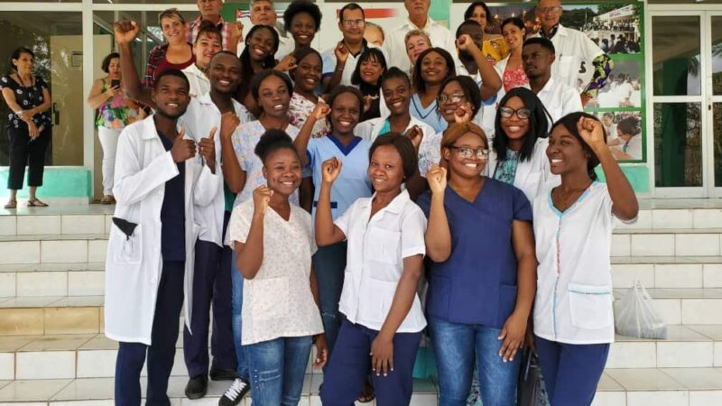 Jóvenes extranjeros agradecen a Cuba por estudios de Medicina