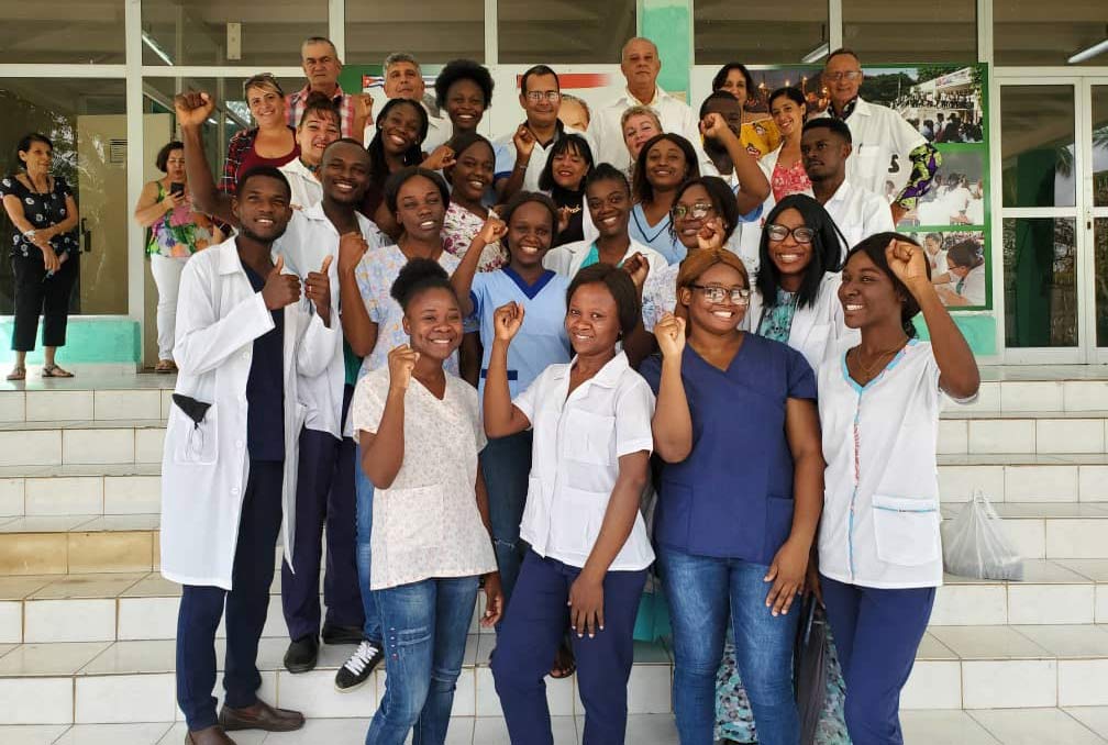 Jóvenes extranjeros agradecen a Cuba por estudios de Medicina