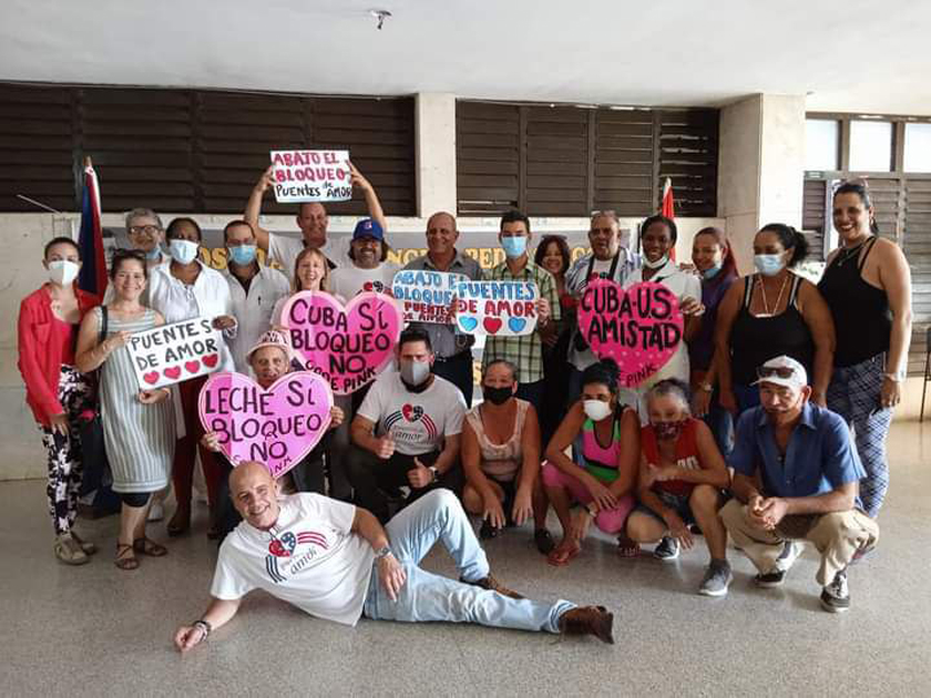 Puentes de amor y Code Pink entregan donación en Villa Clara