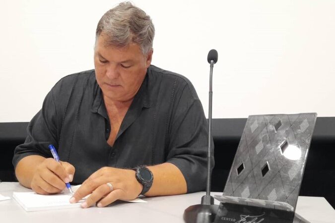 Presenta héroe de Cuba libro Hombre del silencio