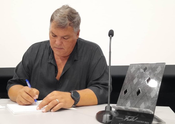 Presenta héroe de Cuba libro Hombre del silencio