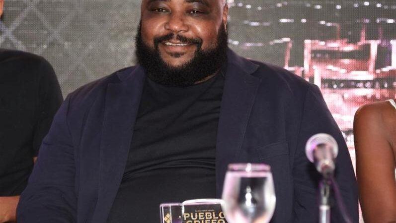 Regala Alexander Abreu reciente producción discográfica a su pueblo natal