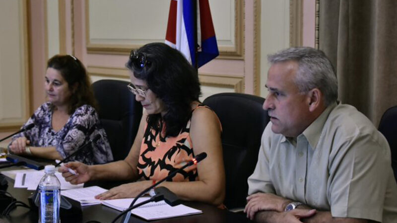 Debaten parlamentarios sobre temas de interés económico