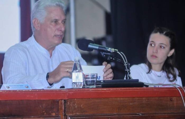 Díaz-Canel: «Los jóvenes cubanos están en el bando de los que aman y fundan»