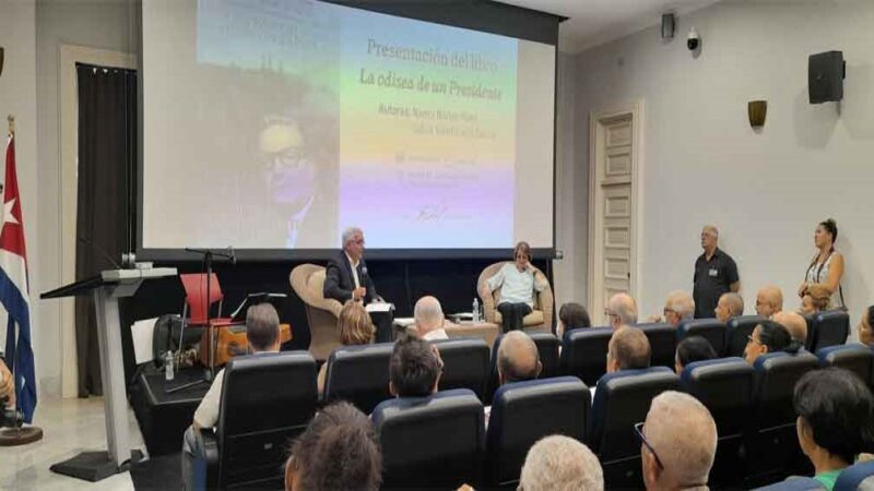 Libro en honor a Salvador Allende en Centro Fidel Castro