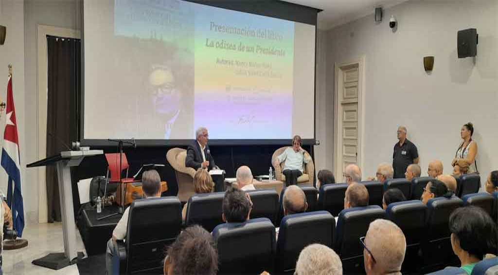 Libro en honor a Salvador Allende en Centro Fidel Castro