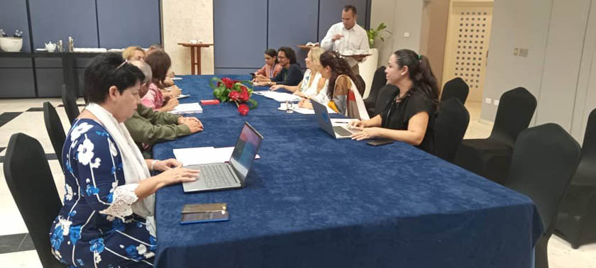 Ministra cubana sostiene encuentro con funcionaria de la Unesco