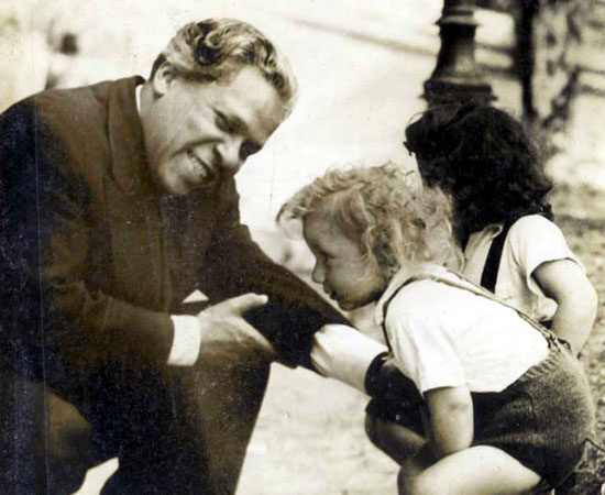 Tributo al Poeta Nacional de Cuba Nicolás Guillén en hotel de París