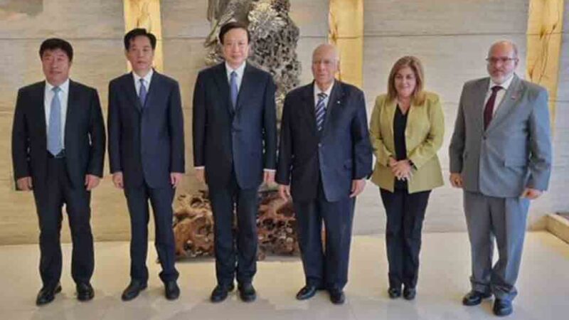 Cuba y China revisan cooperación en industria del tabaco