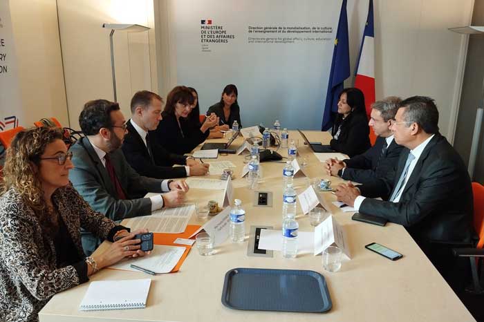 Intercambia ministro cubano con directivos de educación en Francia