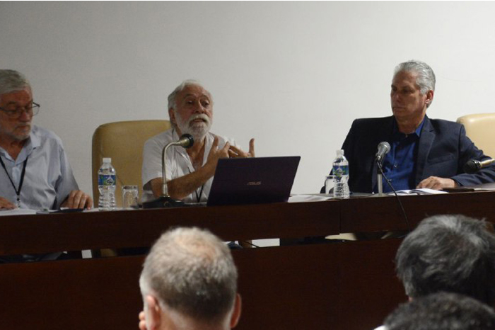 Participa Díaz-Canel a actividades de Encuentro de Economistas