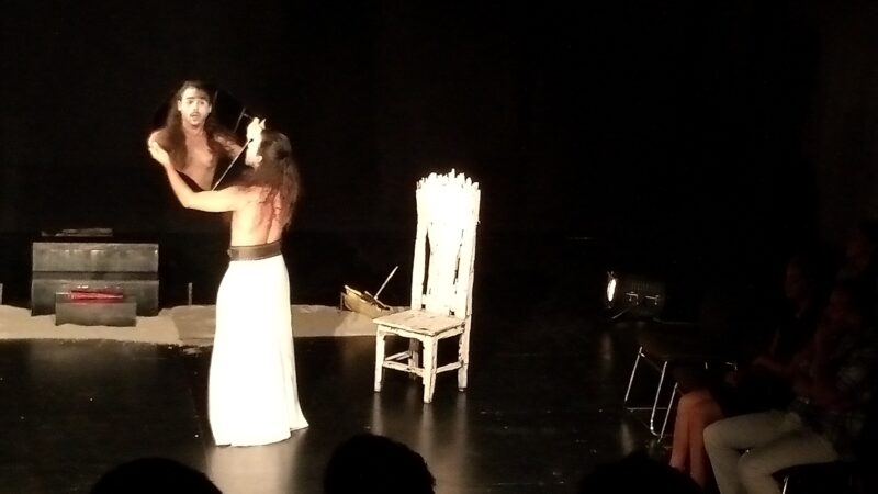 Aquiles frente al gran espejo de Teatro La Rosa