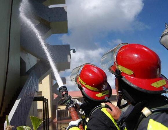 Felicitan autoridades a bomberos cubanos en su día
