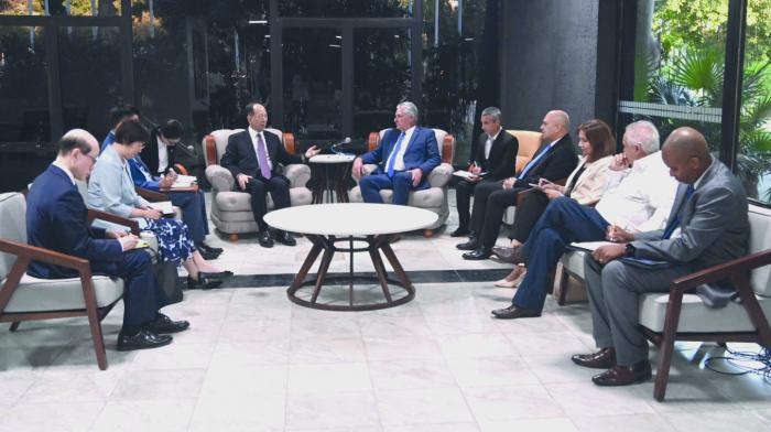 Considera Díaz-Canel significativa la visita a Cuba de Shi Taifeng