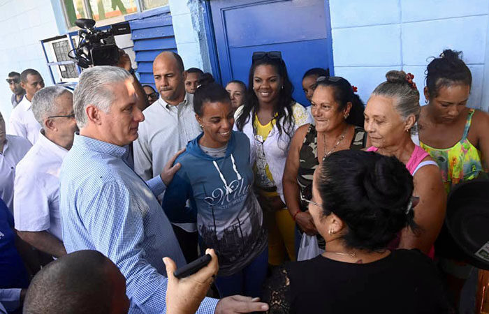 Visita Díaz-Canel barrio en transformación en La Habana