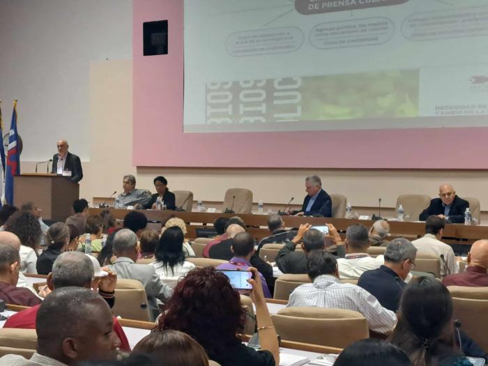 Presente Díaz-Canel en el XI Congreso de los periodistas cubanos