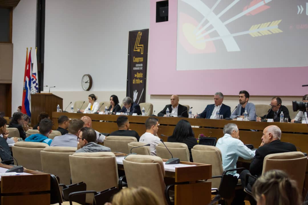 Reconoce Díaz-Canel labor de jóvenes artistas ante desafíos