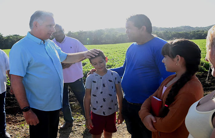 Recorre Díaz-Canel áreas agrícolas y ganaderas en el centro de Cuba