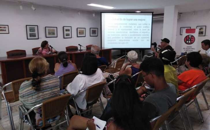 Debaten sobre importancia de la formación musical de la sociedad