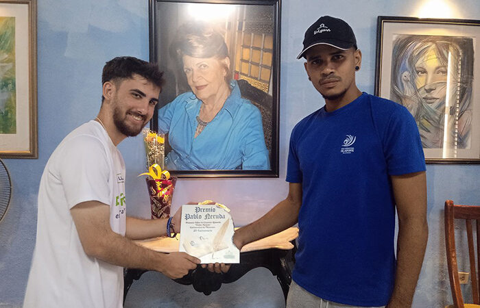 Reciben estudiantes universitarios Premio de Poesía Pablo Neruda