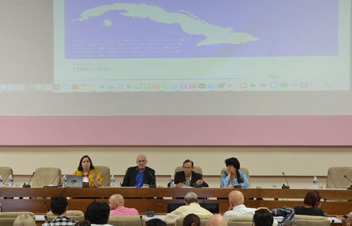 Presentan libro Anatomías del periodismo cubano