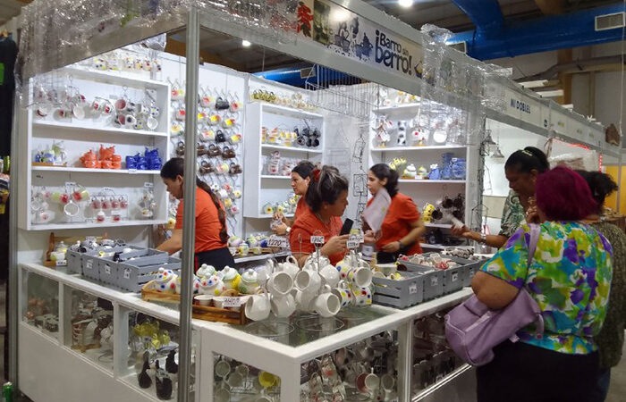 Buena acogida en Feria de Artesanía al proyecto de cerámica Barro sin berro