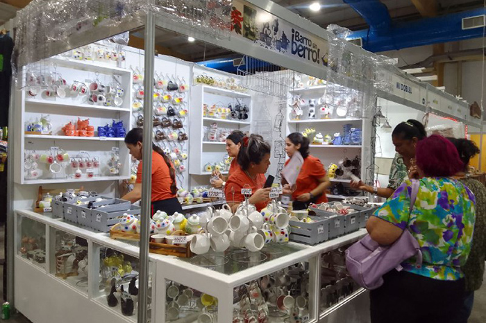 Buena acogida en Feria de Artesanía al proyecto de cerámica Barro sin berro