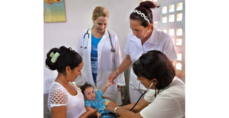 Presidente de Cuba felicita a familia de la Medicina Latinoamericana en su día