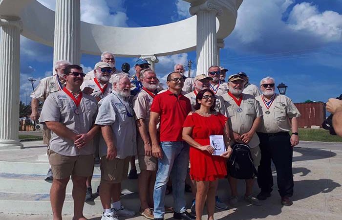 Recorren dobles de Hemingway sitios vinculados a su vida