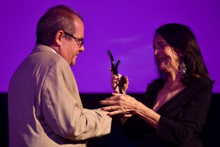 Recibe Eslinda Núñez Premio Coral de Honor