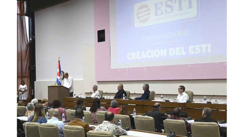 Celebran los 50 años de equipo nacional de traductores