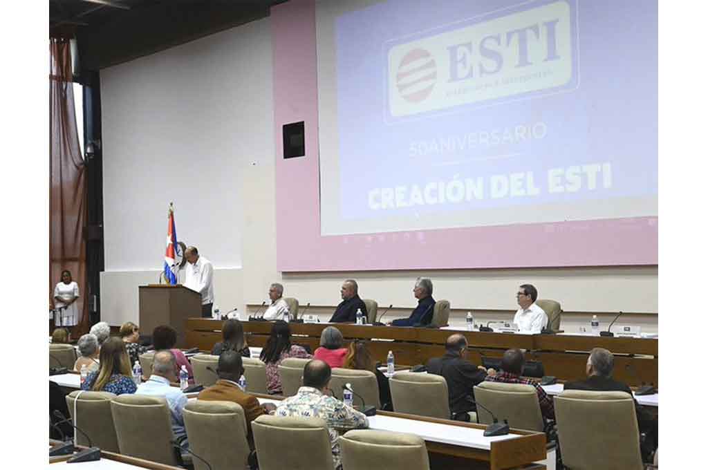 Celebran los 50 años de equipo nacional de traductores