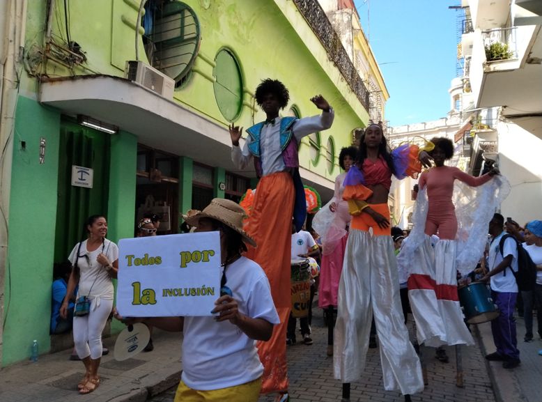 Personas en situación de discapacidad protagonizan pasacalle en La Habana