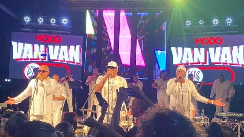 Van Van cumple 54 años