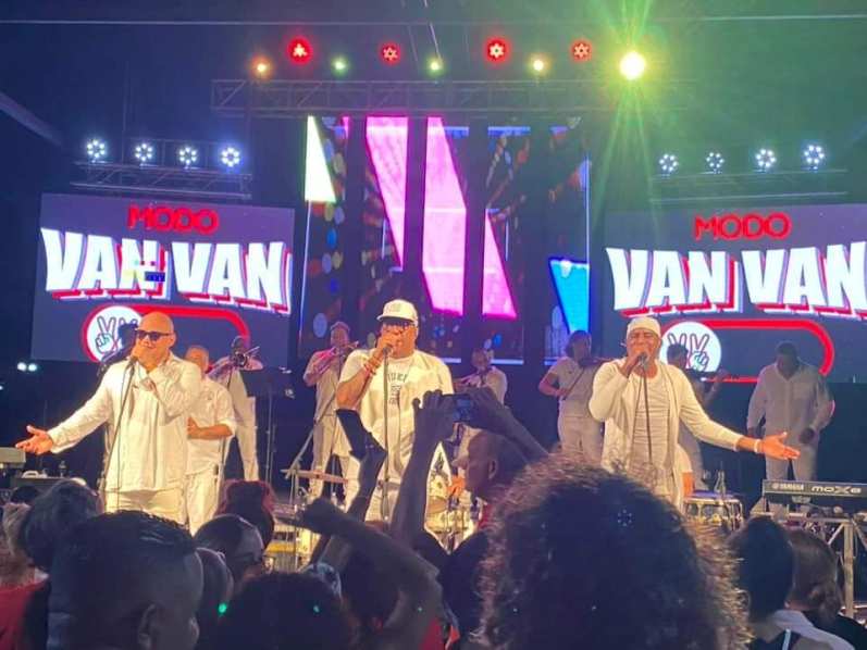 Van Van cumple 54 años