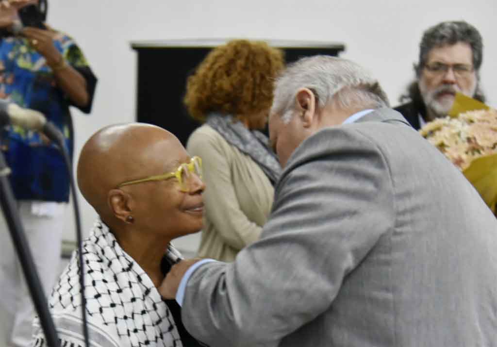 Condecoran en Cuba a escritora afroestadounidense Alice Walker