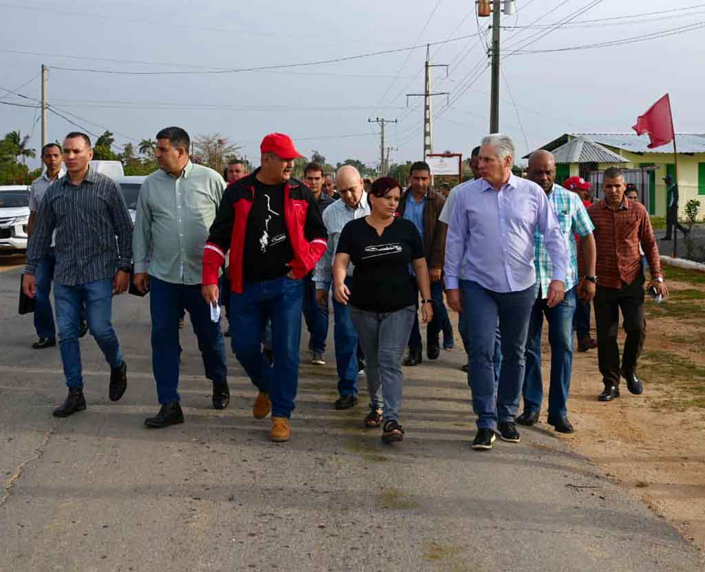 Recorre Díaz-Canel centros productivos y sociales de la occidental provincia de Pinar del Río
