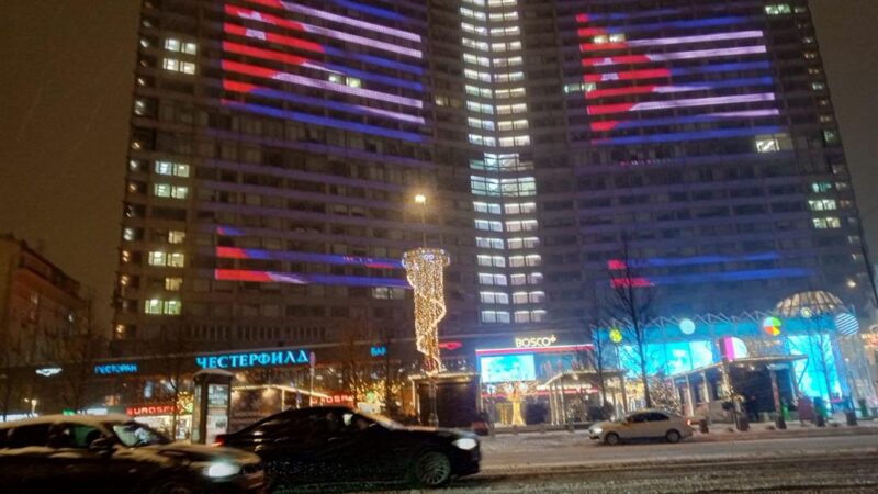 Ilumina bandera cubana céntrica avenida de Moscú