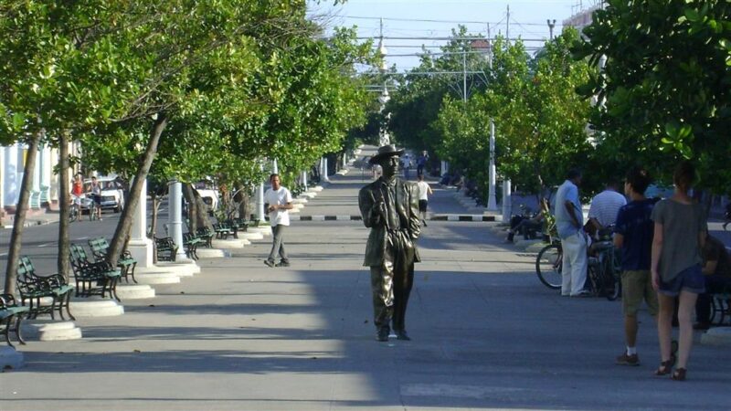 Estatua de mítico cantante cubano sigue provocando miradas y visitas