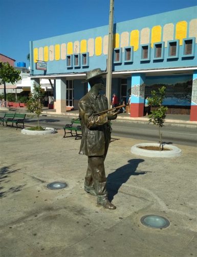 Con su inseparable batuta bajo el brazo. Foto; Prensa Latina