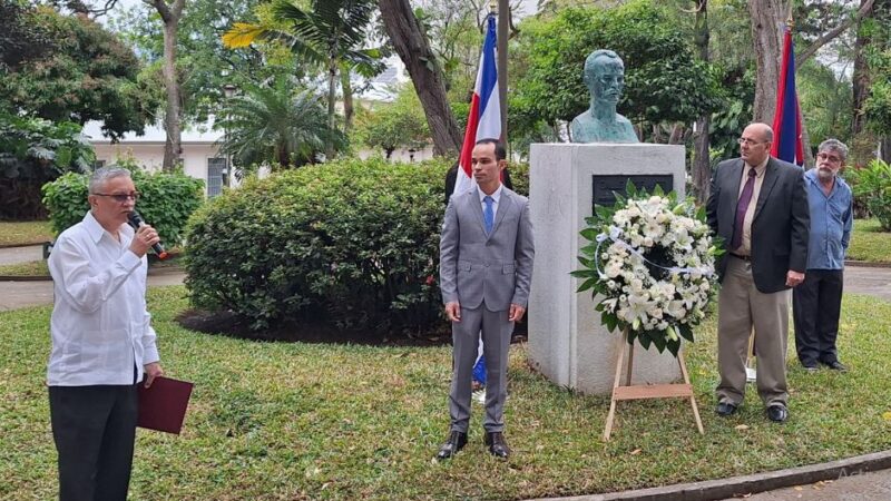 Flores blancas a José Martí en Parque Nacional de Costa Rica