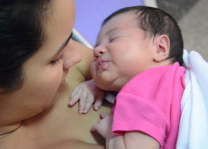 Cuba aprueba incremento de la prestación social por maternidad